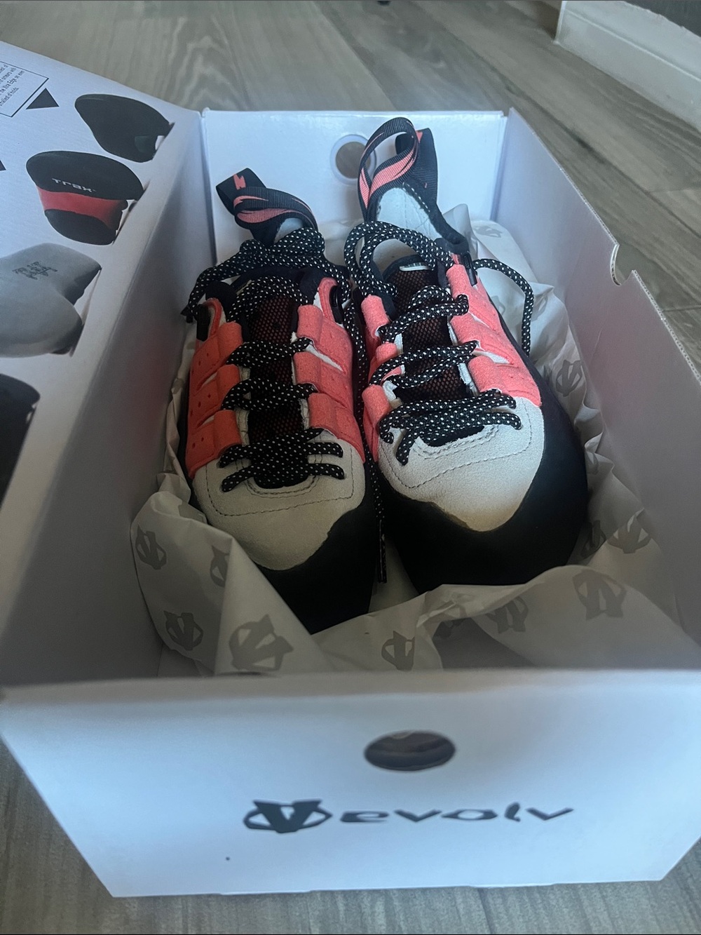 Geshido Lace Climbing Shoe - Women's. White/Coral/Black